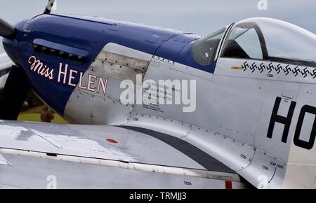 P-51D Mustang Miss Helen' (G-Bixl) am Daks über der Normandie Airshow am IWM Duxford am 4. Juni 2019 Stockfoto