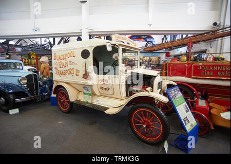 Blick auf den Innenbereich von Lakeland Motor Museum, Cumbria, England, UK. Stockfoto