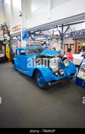 Blick auf den Innenbereich von Lakeland Motor Museum, Cumbria, England, UK. Stockfoto