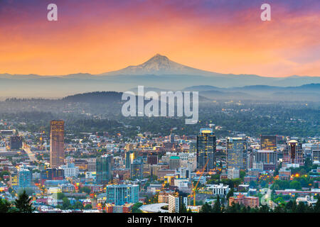 Portland, Oregon, USA Downtown Skyline mit Mt. Haube in der Morgendämmerung. Stockfoto