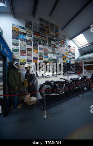 Blick auf den Innenbereich von Lakeland Motor Museum, Cumbria, England, UK. Stockfoto