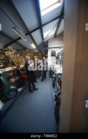 Blick auf den Innenbereich von Lakeland Motor Museum, Cumbria, England, UK. Stockfoto