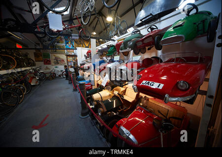 Blick auf den Innenbereich von Lakeland Motor Museum, Cumbria, England, UK. Stockfoto