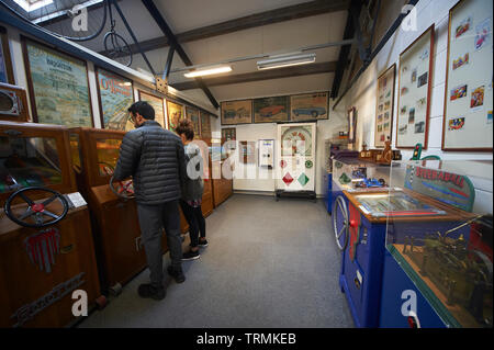 Leute, beim alten" Penny Arcade Spiele der Steckplatz' an der Lakeland Motor Museum, Newby Bridge, Cumbria, Großbritannien. Stockfoto