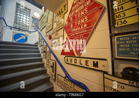 Vintage Emaille Werbeschilder auf Anzeige an der Lakeland Motor Museum, Newby Bridge, Windermere, Cumbria, UK, GB Stockfoto