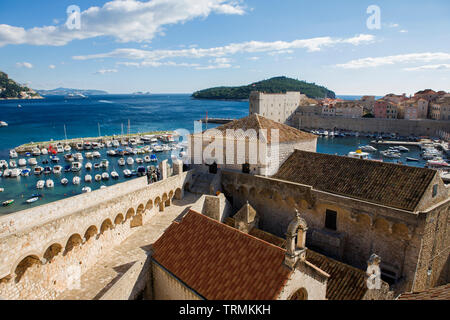 Alten Hafen, von der Stadtmauer über Ploče-Tor, Starigrad, Dubrovnik, Kroatien Stockfoto