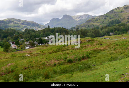 Elterwater Dorf und den Langdale Pikes aus elterwater Gemeinsamen Stockfoto