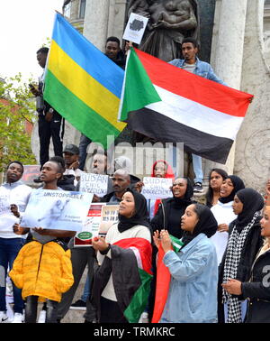 9. Juni 2019. Anhänger des sudanesischen Aufstands am zweiten Tag in Folge in Piccadilly Gardens, Stadtzentrum Manchester, Großbritannien. Seit Dezember 2018 fordern Menschen im Sudan und anderswo politische Reformen und eine zivile Regierung im Sudan. Im April entzog das Militär Präsident Omar al-Bashir der Macht. Stockfoto