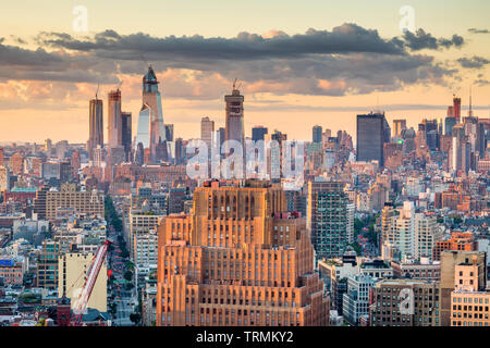 New York, New York, USA Midtown Manhattan Skyline von Downtown in der Abenddämmerung gesehen. Stockfoto