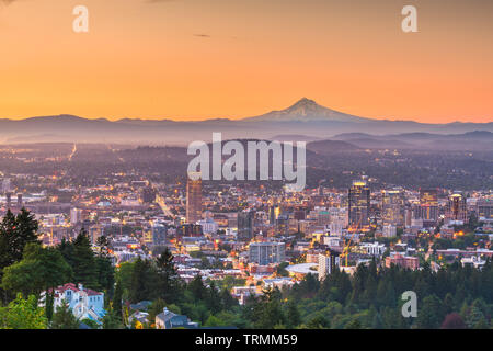 Portland, Oregon, USA Downtown Skyline mit Mt. Haube in der Morgendämmerung. Stockfoto