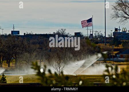 Stadt von Canyon Mega-Flag über die Skyline der Stadt und die Sprinkler der Stadt Golfplatz, Canyon, Texas. Stockfoto