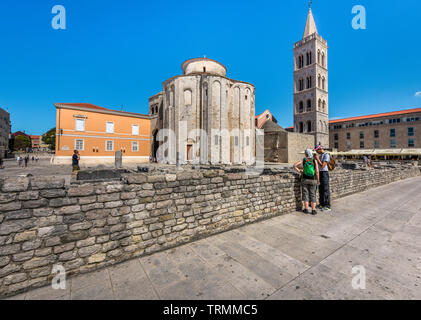Kirche des hl. Donatus mit Touristen im Vordergrund. Stockfoto