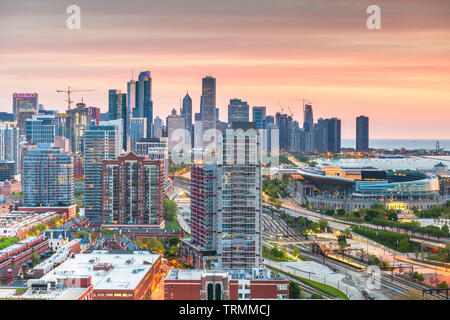 Chicago, Illinois, USA Skyline am Lake Michigan in der Morgendämmerung. Stockfoto