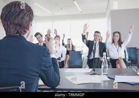 Referent bei Business-Konferenz und Publikum, Fragen zu stellen Stockfoto