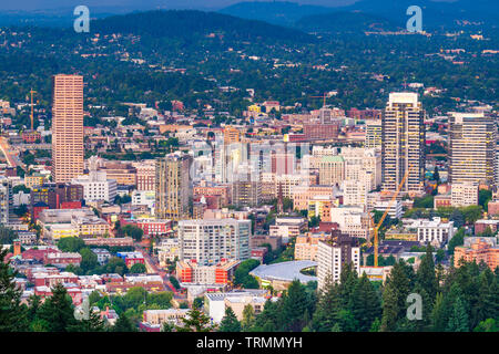 Portland, Oregon, USA downtown Stadtbild in der Dämmerung. Stockfoto