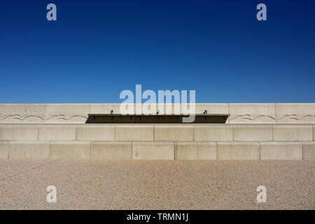 Verstärkt konkrete Promenade meer Abwehr in den wolkenlosen blauen Himmel in rossall an der fylde Coast in Lancashire, Großbritannien Stockfoto