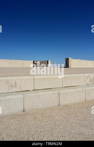 Verstärkt konkrete Promenade meer Abwehr mit offenen flood Gate, in den wolkenlosen blauen Himmel in rossall an der fylde Coast in Lancashire, Großbritannien Stockfoto