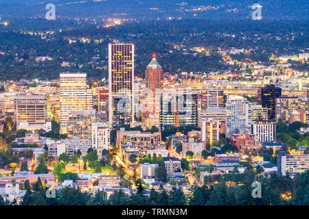 Portland, Oregon, USA downtown Stadtbild in der Dämmerung. Stockfoto