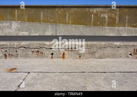 Beschädigte Stahlbeton-Meereswand mit Betonabplatzen auf den Küstenhochwasserschutzanlagen in Rossall lancashire uk Stockfoto