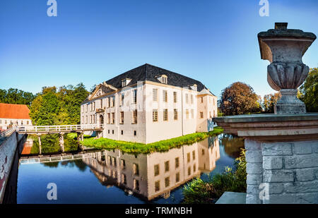 Dornum, Deutschland, 30.09.2015: Das historische Schloss Norderburg in Dornum in Niedersachsen. Das Schloss ist von einem Wassergraben umgeben. Ich Stockfoto