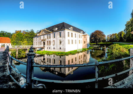 Dornum, Deutschland, 30.09.2015: Das historische Schloss Norderburg in Dornum in Niedersachsen. Das Schloss ist von einem Wassergraben umgeben. Ich Stockfoto