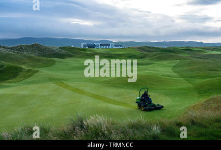 Port Ellen, Islay, Schottland, Großbritannien. 9. Juni, 2019. Greenkeeper während am frühen Morgen die Arbeit an einem Grün am Machrie Golf Links bei Laggan Bucht auf der Insel Islay in Schottland. Der Willie Campbell entworfenen Kurs-Kurs im Mai 2017 wieder eröffnet nach umfangreichen Renovierungsarbeiten. Credit: Iain Masterton/Alamy leben Nachrichten Stockfoto