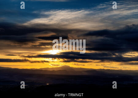 Schönen Sonnenaufgang über die Berge von Utah auf drastische Art und Weise Stockfoto