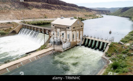 Historische Damm, leitet Wasser für Bewässerung auf einen wilden Fluss in Idaho Stockfoto