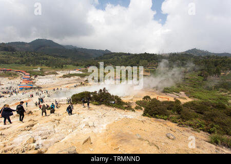 Dieng Plateau, Indonesien - August 06, 2017: Wolken aus Sikidang, Dieng Plateau, Indonesien Stockfoto