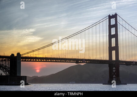 Die Golden Gate Bridge und Fort Point mit der Sonne durch Northern California Wildfires Rauch gefiltert. Stockfoto