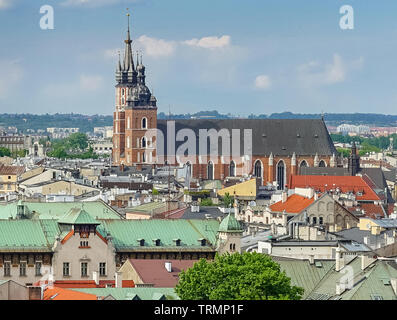 Kirche Unserer Lieben Frau in den Himmel, auch als Saint Mary's Basilica in Krakau mit Stadt Panorama vom Wawel-hügel bekannt Stockfoto