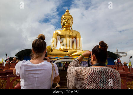 Junge Menschen fotografieren des Großen Buddha im Goldenen Dreieck in Chiang Rai Stockfoto