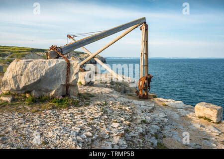 Portland Bill mit der Korrodierenden bleibt einer stillgelegten Steinbruch Hoist auf der Isle of Portland, Dorset. England. UK. Stockfoto