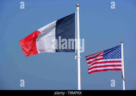 Vereinigten Staaten von Amerika und Frankreich wehende Flagge auf dem zweiten Weltkrieg Gedenkstätte in der Normandie, Frankreich Stockfoto