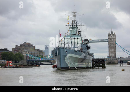 HMS Belfast, eine ehemalige königliche Marine Cruiser, im Pool von London günstig, gegenüber dem Turm von London, Großbritannien Stockfoto