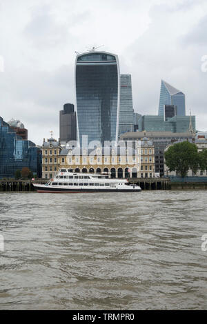 London's Walkie Talkie Hochhaus Gebäude mit dem Skalpell in den Hintergrund Stockfoto