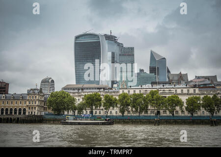 London's Walkie Talkie Hochhaus Gebäude mit dem Skalpell in den Hintergrund Stockfoto