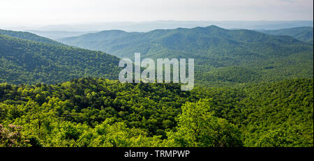 Ansicht der Blue Ridge Mountains in North Carolina aus einen Blick auf den Blue Ridge Parkway. Stockfoto