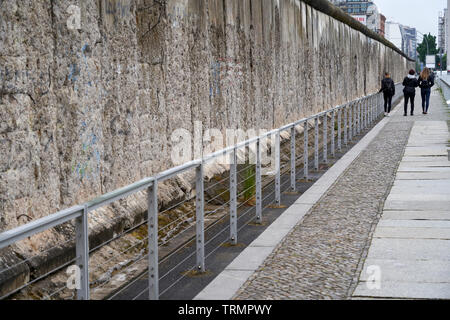 Ein Teil der Berliner Mauer neben der Ausstellung "Topographie des Terrors", eine Ausstellung über den Nationalsozialismus im Zweiten Weltkrieg. Stockfoto