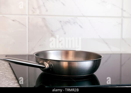 Pfanne auf Induktionsherd. Close Up. Stockfoto
