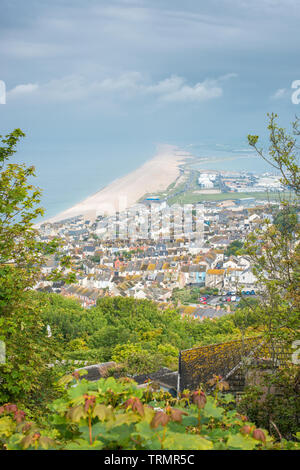 Erhöhte Ansichten aus Portland Höhen auf der Isle of Portland von Chesil Beach und der viilage der Fortuneswell, Dorset, England, Grossbritannien, Europa Stockfoto