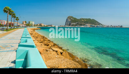 Gibraltar Rock wie von La Linea de la Concepcion gesehen, in Spanien. Stockfoto