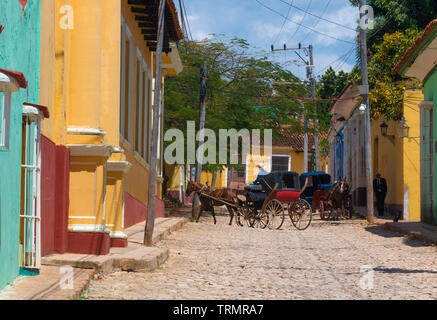 Pferdekutsche, die Touristen durch die alte bunte Kolonialstadt Trinidad auf der Insel Kuba in der Karibik führt Stockfoto