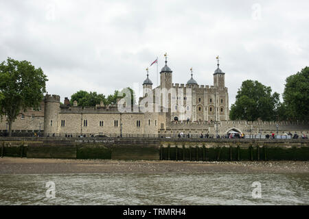 Der Weiße Turm und dem Tower von London als von der Themse, London, UK gesehen Stockfoto