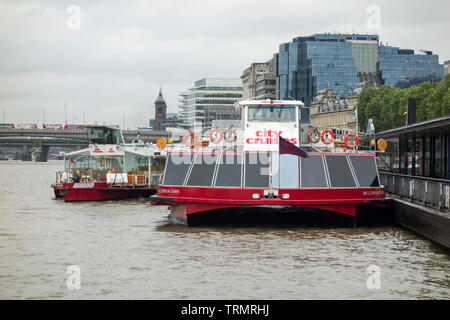 Eine Stadt Kreuzfahrten Boot außerhalb der Tower von London auf der Themse in London, UK günstig Stockfoto