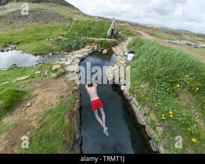 Mann das Entspannen in einer heißen Quelle Pool in Hrunalaug, Island Stockfoto