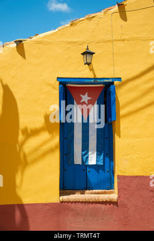 Kubanische Flagge hing außerhalb eines Hauses in der Straße rund um die Plaza Mayor in der Stadt Trinidad, Kuba, Karibik Stockfoto