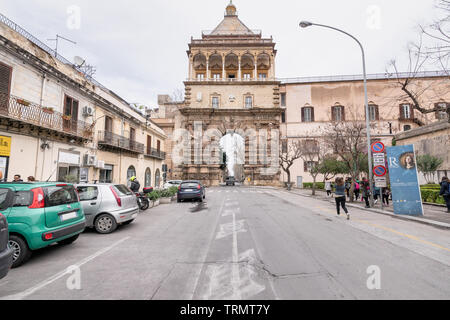 Porta Nuova, eine monumentale Stadt Tor von Palermo. Vor den Augen der Architektur mit Passanten auf der Straße. Stockfoto