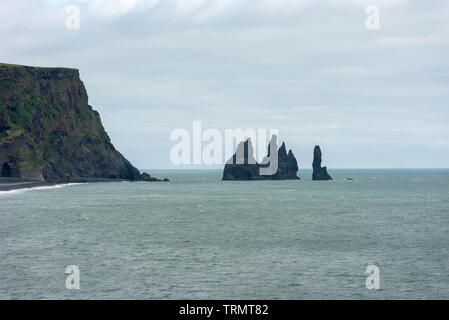 Reynisdrangar Basalt sea Stacks im Atlantischen Ozean, obe der Dreharbeiten locatons des Spiel der Throne Film. Vik, Island Stockfoto