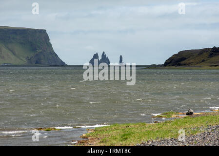 Reynisdrangar Basalt sea Stacks im Atlantischen Ozean, obe der Dreharbeiten locatons des Spiel der Throne Film. Vik, Island Stockfoto